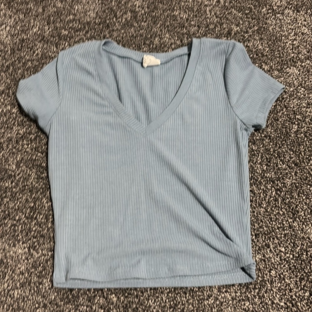 Gray blue Tilly’s v crop
